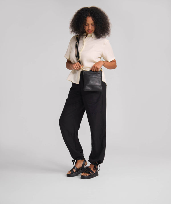 Soso - Pebble Black